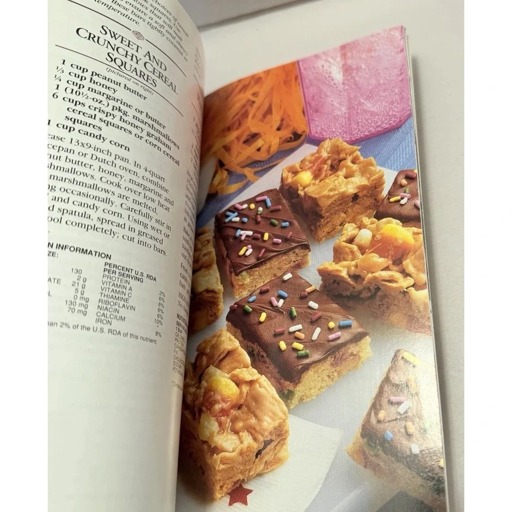 Cookbook Cookies Pillsbury Brownies Choc Chip Baking Bake Book VTG Retro Decor
